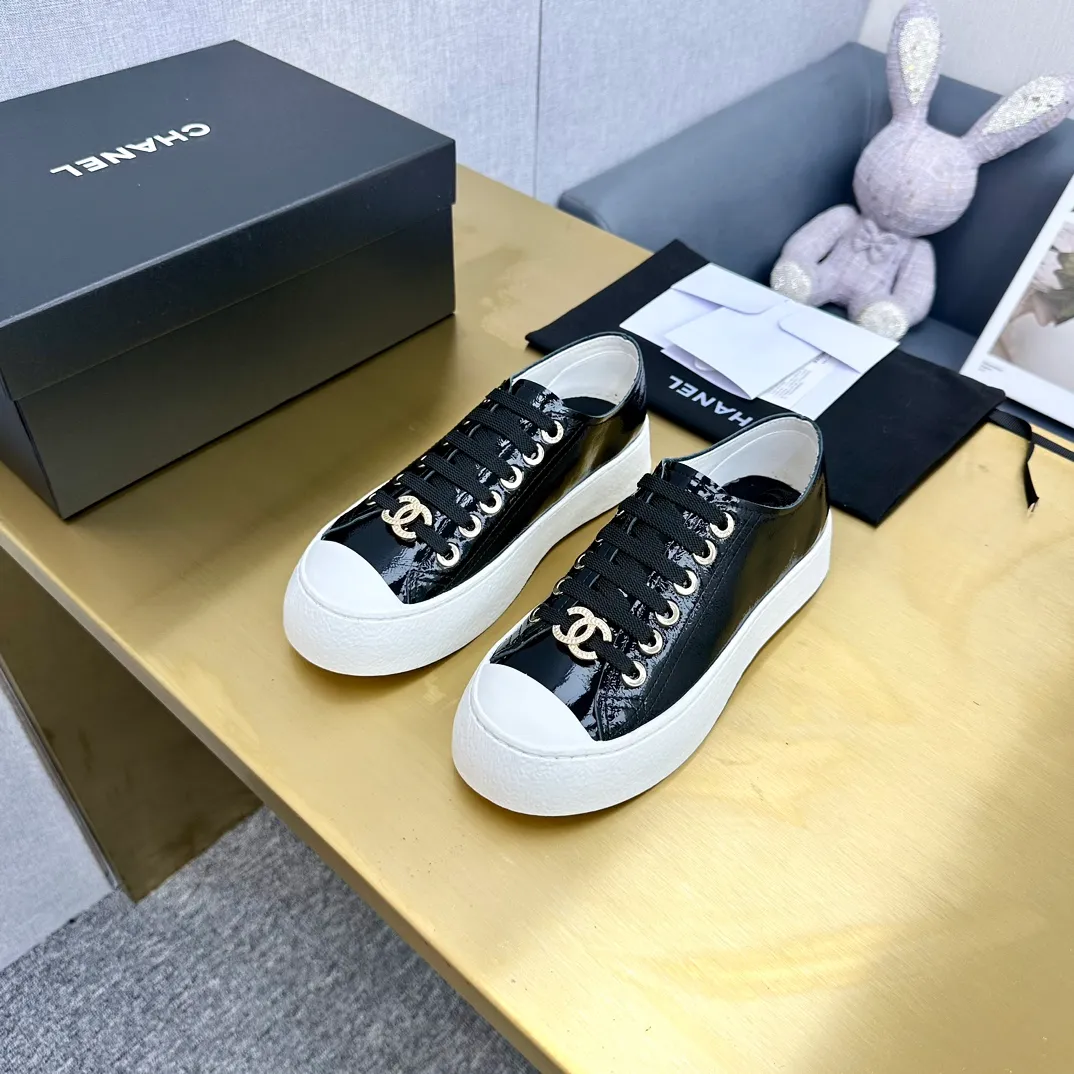 👟👟Ex-factory price 440👟👟 Top version, original quality! ! ! Chanel Chanel - 2024 biscuit shoes, the top casual sports shoes in the counter, this classic design; the upper is electro-embroidered with a variety of craftsmanship; the outsole is fashionable and sporty; the unusual inclusion of a variety of color elements... The diversified mix and match is very good-looking and versatile, casual, fashionable, sports and outdoor can be taken into account... ꫛꫀꪝ Go➫ Material: ❶Upper made of: original first-layer cowhide ❷Inside made of: sheepskin ❸The outsole is based on: original T👟👟factory price U combination outsole counter boutique packaging complete set for women 35–40